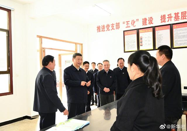 习近平在湖南考察农村基层减负情况(图1)
