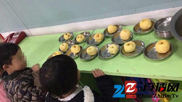 四川宜宾一幼儿园被指拿发霉苹果当孩子点心，教育局正调查