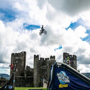 英国威尔士为宣传极限运动赛上演双人摩托车后空翻表演