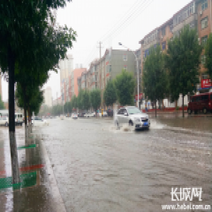 衡水暴雨缓解旱情 现城市内涝