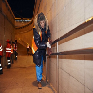 吉杰参与韩红爱心活动 陪环卫工人过冬