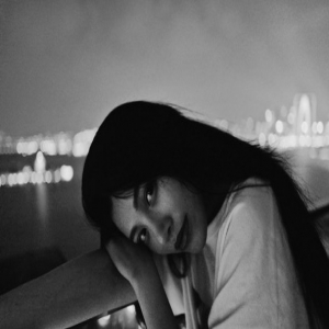 葛天随拍冷艳迷人 黑白风诠释简单美