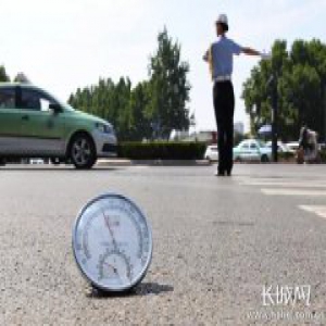邯郸交警：高温下的坚守 汗水诠释着责任