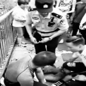 一男子街头持刀抢劫被市民合力制服 搏击教练一分钟夺刀