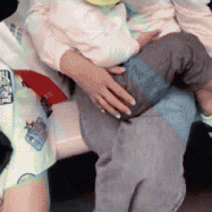 地铁上年轻妈妈暖爆朋友圈：你有教养的样子，真美