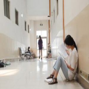 大学生期末集中奋战 窗边走廊都变复习圣地