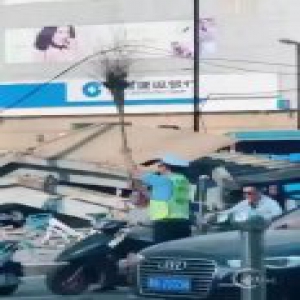 90分钟，交警就这样举着！运用了"神器"