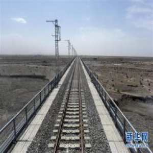 戈壁深处筑路忙