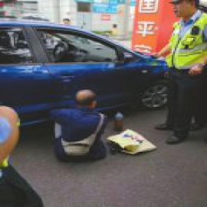 老人被撞遭司机和围观者指责"碰瓷",警方调监控还清白