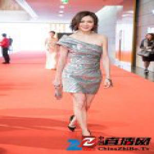 关之琳着连衣裙美得不可方物，低调助阵慈善晚会