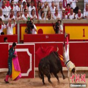 西班牙斗牛赛上演人牛大战斗牛士被顶成“单手倒立”