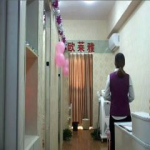 街头“免费美容”？先给你脸上涂刺激性药膏 再高价“修复”