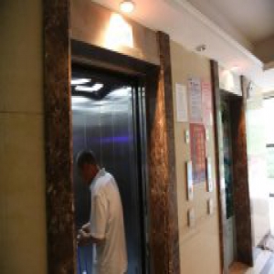 熊孩子连续半月在电梯里撒尿，这位妈妈的教育方式被大家点赞！