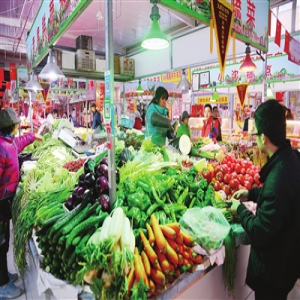 津城社区菜市场：菜价较低 销售红火