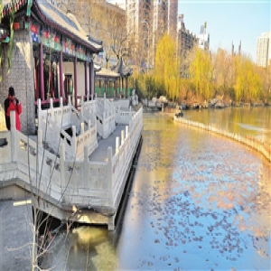 人民公园：冰湖如镜 楼阁投影 落叶成画(图)