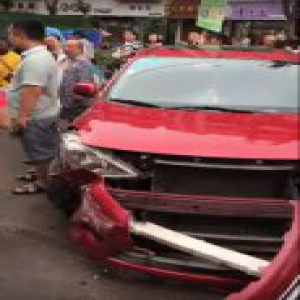 该！消防车怒怼私家车，市民却拍手叫好