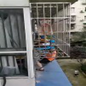 2岁幼童头卡护栏命悬一线！紧急时刻，60岁的“蜘蛛侠”来了……