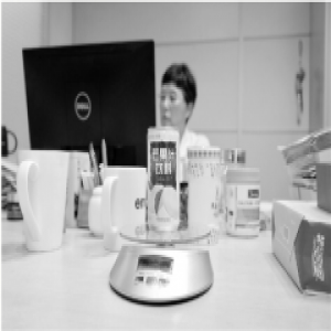 办公室里放台秤 吃东西前称一称换算成热量