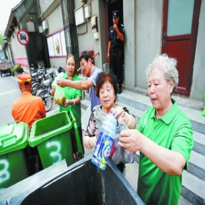 前门西河沿：定时吹哨“垃圾不落地”