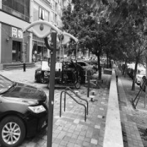 珠江骏景中区西门外私家车挤占社区健身场