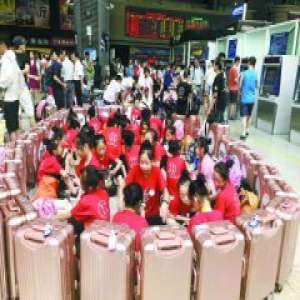 京沪高铁大面积晚点停运 积压旅客超万人