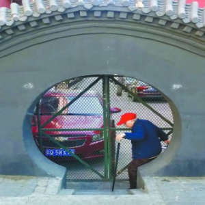 红庙北里铁网封堵大门 居民钻缝回家