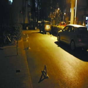 翠微南里小区私装地锁密布 停车走路都难