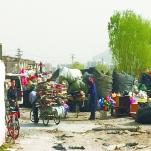 永旺家园一区周边渣土场废品站藏身荒地