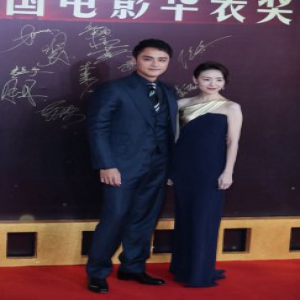 明道华表奖红毯帅气亮相 为董洁披衣获赞最绅士男星