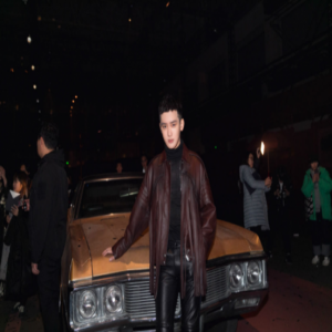 熊梓淇亮相品牌大秀 一身摇滚造型帅气潇洒