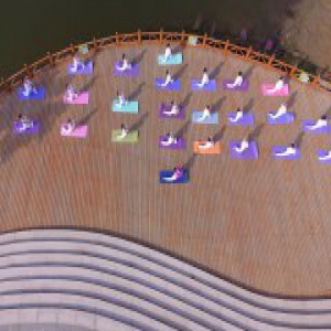 河北邯郸：迎接国际瑜伽日 市民展示运动健康美