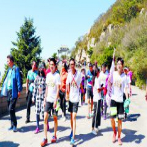 秋日天高云淡泰山游人如织