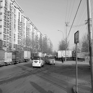 天伦锦城南门外 人行道设停车场 货车横拦路难行