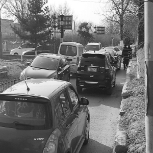 小清河路堵成一锅粥 市福利医院急救车进出难