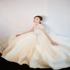 秦岚白色晚礼服亮相活动 流苏点缀灵动优雅