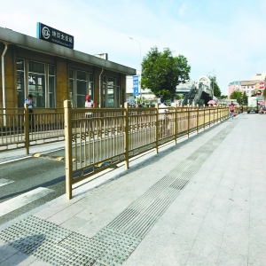 经过治理一条条盲道畅通了 越来越多盲人爱出门啦