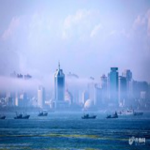 青岛再现平流雾缠绕 若即若离堪比仙境