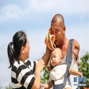 “无臂爸爸” 父爱如山