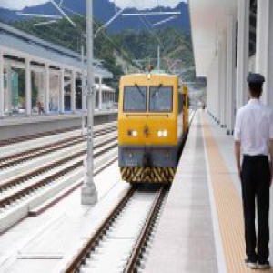 首辆列车驶进千岛湖站 24单位负责人“阅兵”杭黄铁路