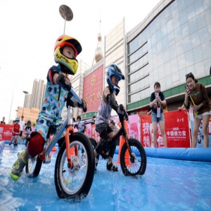 河北邯郸：“小骑手”竞速过暑假