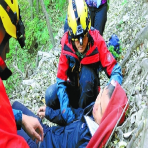 一驴友攀“鹰飞倒仰”峭壁摔伤 消防官兵成功营救