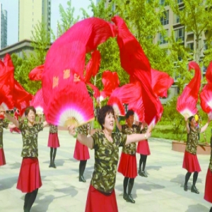 小区旁绿化带空地开辟健身乐园