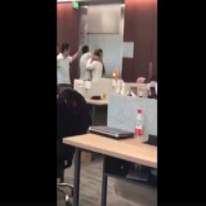 产品经理和程序员打起来了 APP可随手机壳改变颜色?