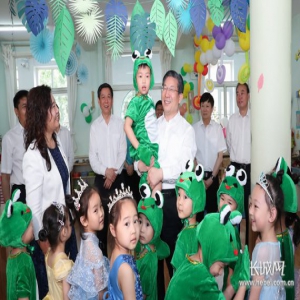 王东峰在石家庄市看望慰问少年儿童