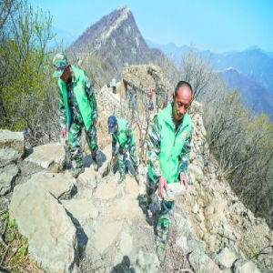 怀柔百余名长城专职保护员上岗