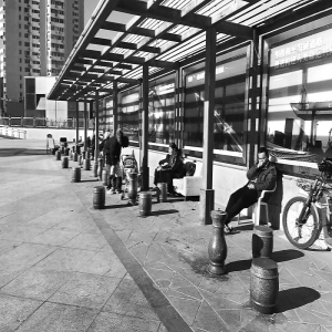 休闲广场设施残缺 从自家搬凳子摸黑遛娃跳舞