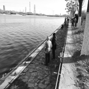 饵料垃圾污染水体 北运河常年有人野钓