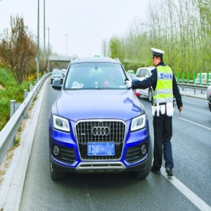 80余处执法点严查挤占应急车道