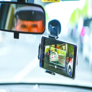 交警查违停又添法宝 车载“鹰眼”随走随拍违停车辆