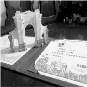 浙江学生收到最炫网红通知书 看着清华校门在眼前“拔地而起”